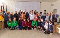 ALUNOS DA ESCOLA CÔNEGO JOSUÉ BARDIN APRESENTAM PROJETO DE SUSTENTABILIDADE NA CÂMARA DE VEREADORES